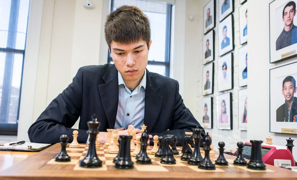 GM Ray Robson (Estados Unidos) frente al tablero de ajedrez con las piezas blancas