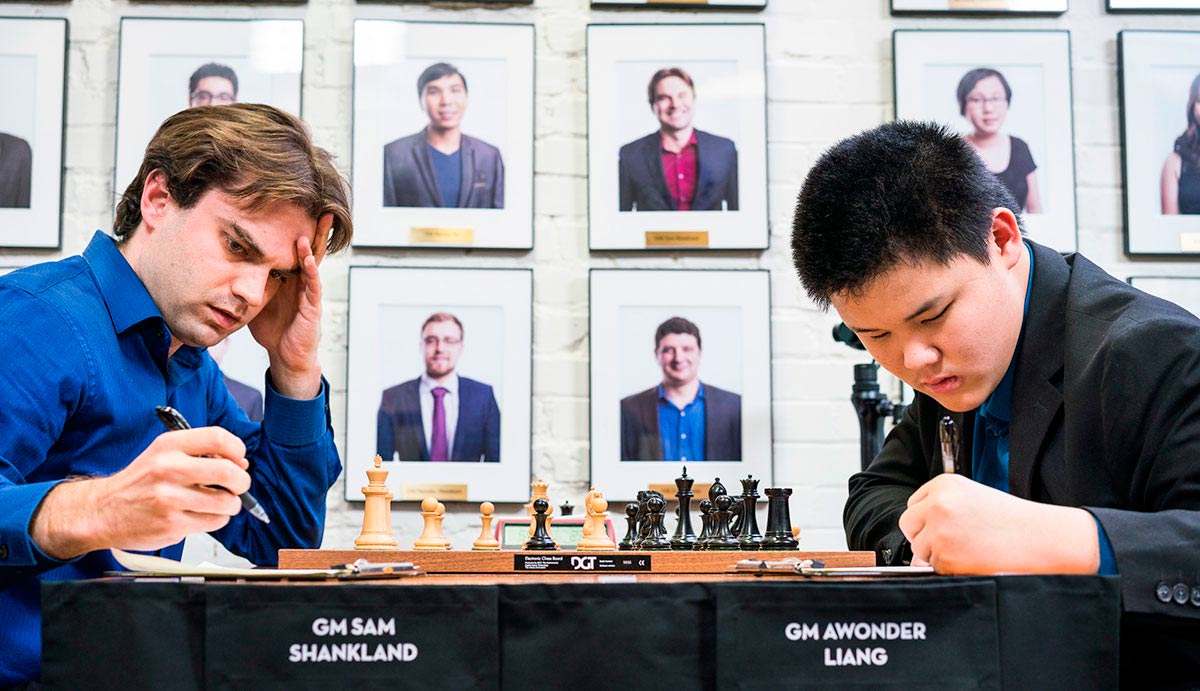 Sam Shankland Awonder Liang jugando ajedrez Samuel Shankland jugando ajedrez contra Awonder Liang en Estados Unidos
