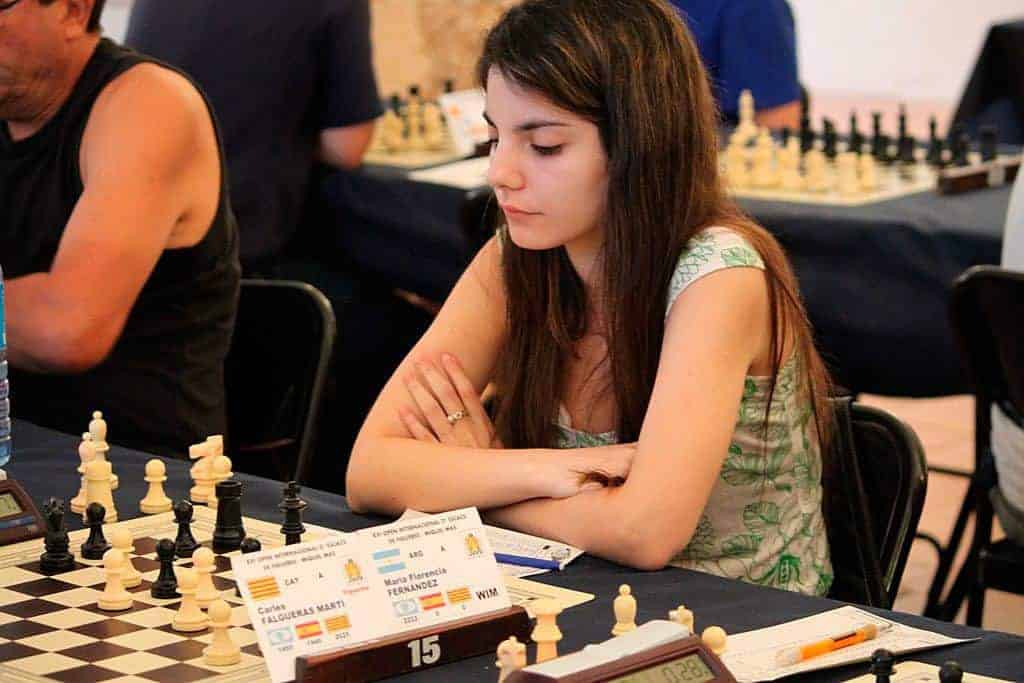 Florencia Fernández frente a tablero ajedrez Ajedrecista argentina WIM Florencia Fernández