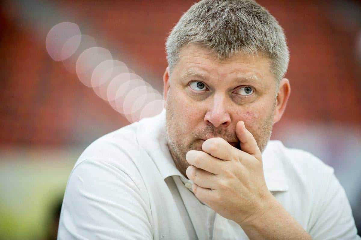 GM Alexei Shirov pensando durante una partida de ajedrez