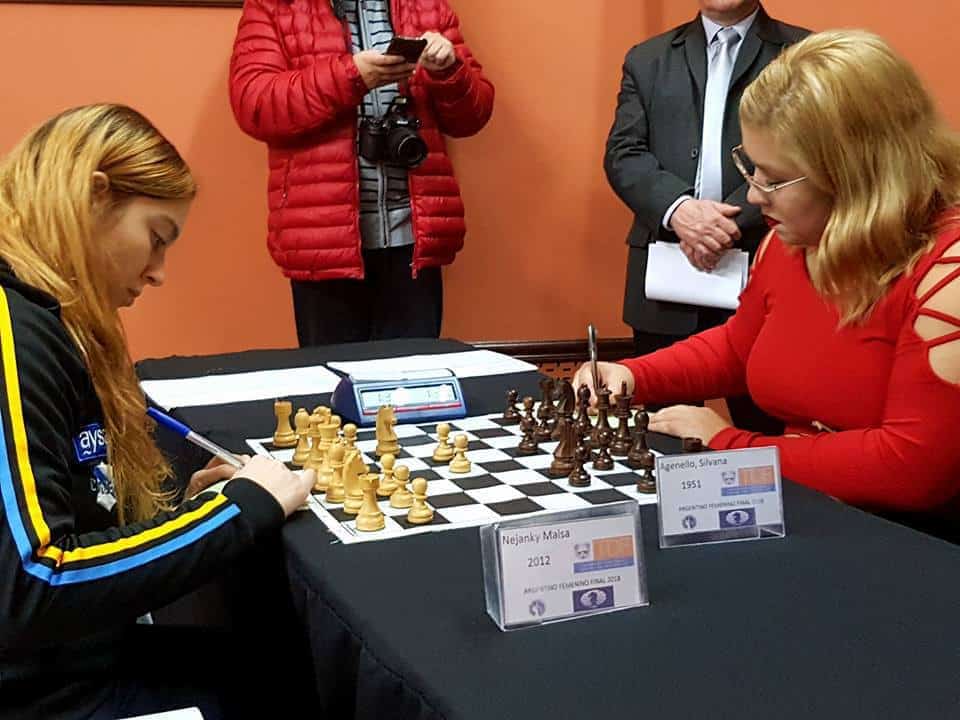 Maisa Nejanky y Silvana Agnello jugando ajedrez Maisa Nejanky vs Silvana Agnello jugando una partida de ajedrez entre sí