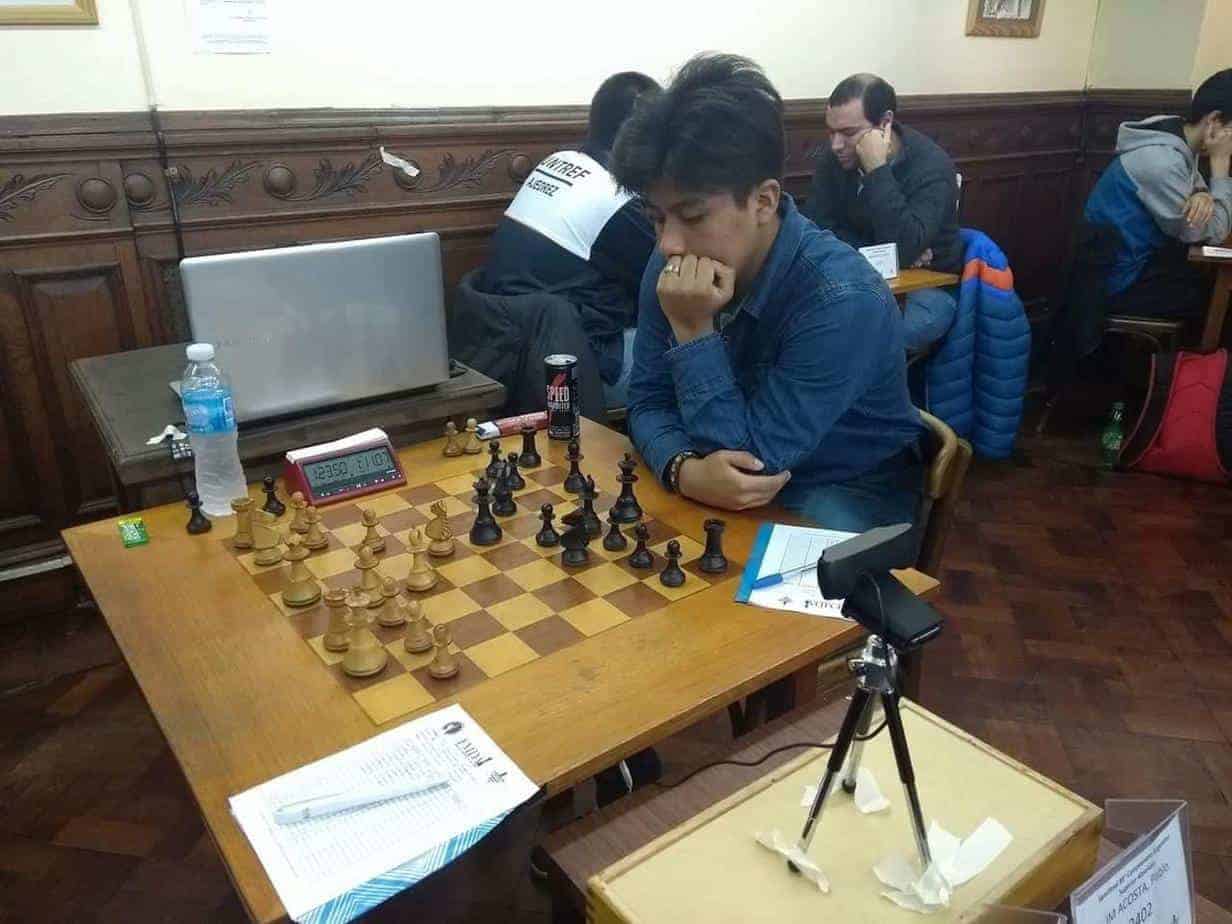 Ismael Acosta jugando ajedrez IM Ismael Acosta, ajedrecista argentino
