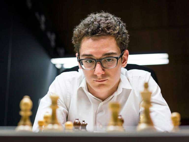 Fabiano Caruana mirando el tablero de ajedrez