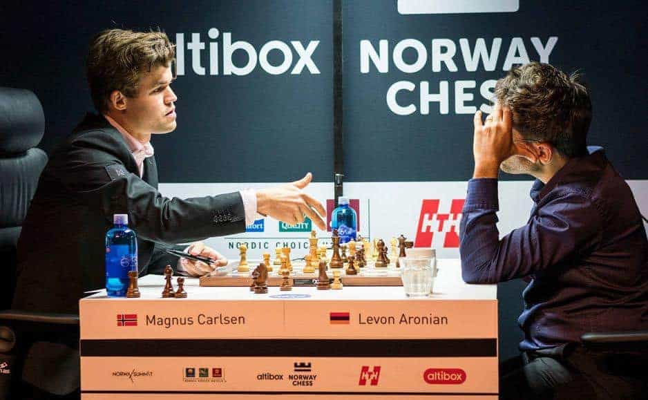 Carlsen y Aronian analizan partida de ajedrez