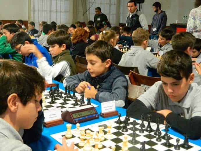 Decenas de ajedrecistas durante el Festival de Ajedrez de Uruguay