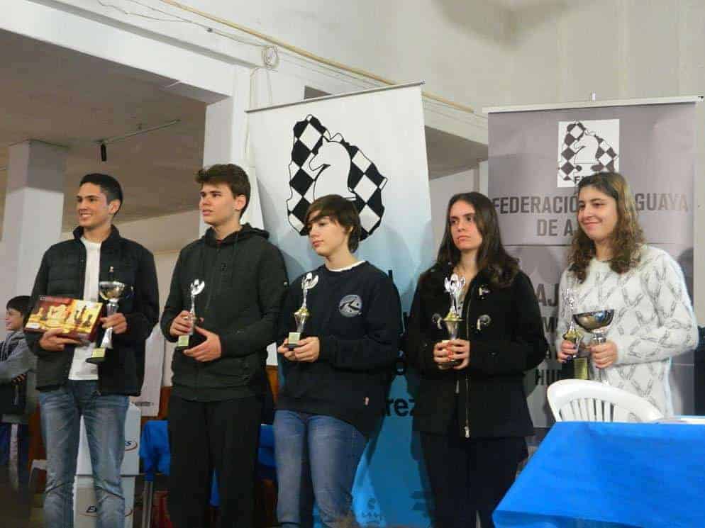 Premiados Sub-16 en Uruguay posando para la foto en la entrega de premios