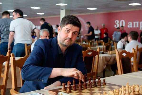 GM Peter Svilder mirando a la cámara antes de jugar al ajedrez