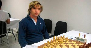 GM Lázaro Bruzón antes de comenzar a jugar una partida de ajedrez