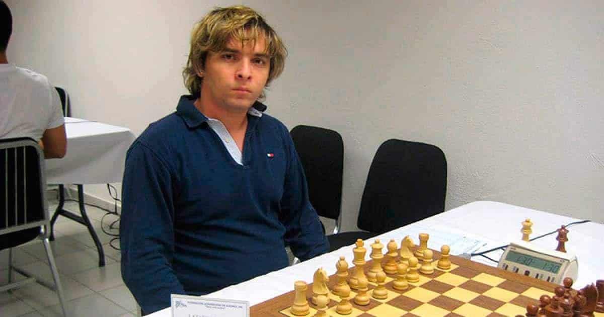 GM Lázaro Bruzón antes de comenzar a jugar una partida de ajedrez